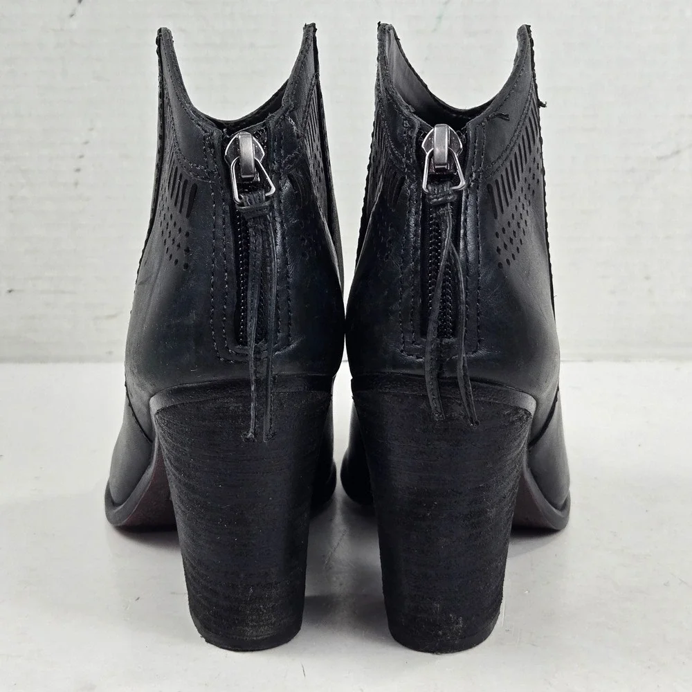 Vince Camuto Fetter Ankle Boot Leather Laser Cut Perforated Black 7M Booties EUC